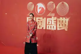 红毯斗艳！马苏穿裙子双手插兜像赶集，央视周涛大露背红裙星味足图片