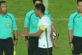 足球史上的低级失误！我们的悲伤你们永远不懂！国足gif图图片