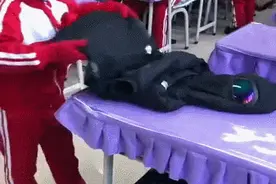 “强迫症”小学生火了，叠好棉袄帽子手套再入座，父母教育得真好图片