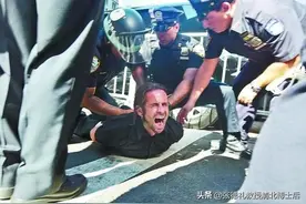 美国警察向担架上伤者开枪惹众怒!美军中士设伏，杀死警长(转载)图片