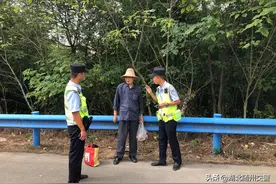 随州：八旬老人迷路误入高速 交警热心救助送其回家图片