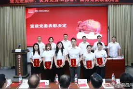 南充十中庆祝中国共产党成立100周年暨两优一先表彰大会图片