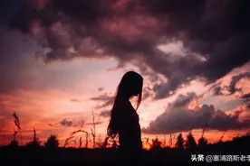 作为两个儿子的单亲妈妈，她为什么移民到这个快破产的国家？图片
