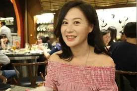 她因嫌弃张卫健买不起包而分手，后因老公破产复出，现在长成这样图片