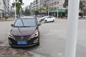 两车通过路口不减速，交警调取天网监控，主次责任很明了视频封面