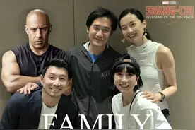 《尚气》再陷辱华风波，陈法拉穿辱华品牌与梁朝伟刘思慕合照图片