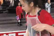 搞笑图片 原来沙漠之舟骆驼也会游泳啊，我曾经跨过沙和大海…图片