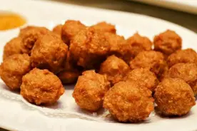 炸猪肉丸，调肉馅时放什么料最合适？记住放3样，肉丸外酥里软图片
