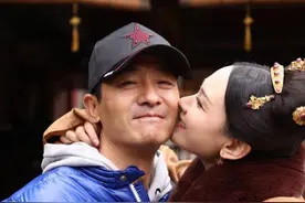 43岁程莉莎穿高叉旗袍，郭晓东好吃醋，自曝老公探班开心想亲吻图片