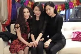 最“年轻”母女照火了，站在一起像姐妹，拿着放大镜看也分不出图片