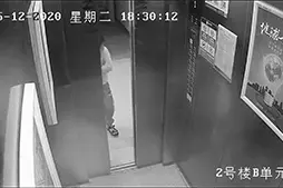 太危险！男孩乘电梯，头卡电梯缝，起因让人后怕……图片