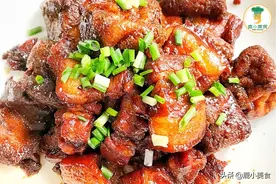 红烧肉柴硬难嚼，只因为五花肉焯水了！教你3个诀窍，酥嫩不肥腻图片