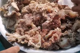 临沂小伙大集上卖牛杂，牛头肉牛肚25块钱一斤，不少人举钱买图片