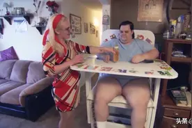 35岁巨婴窝家啃老，喝奶粉穿尿布，一不高兴就哭着喊妈妈图片