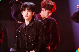 周震南风波后首现身，穿着低调不见名牌，疑压力剧增“一夜白头”图片