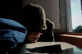 来英国留学，我穷到四年只敢回一趟国图片