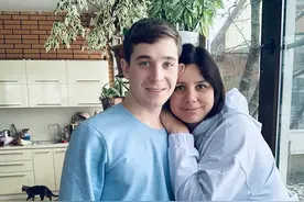 俄罗斯35岁网红嫁21岁继子，肚大如箩将生娃，整容缩小年龄差图片