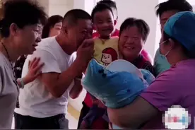 二胎孙女出生后，爷爷奶奶的表现堪比“教科书”，网友：我酸了图片