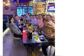 德云社张鹤伦晒大合照，唯一异性引发猜测，队友评论区互发丑照图片