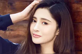李心艾 牛仔裤搭配蓝色T恤，浑身散发着成熟迷人的气息图片