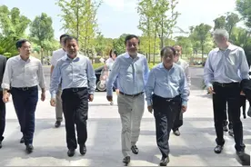 任正非去了这四所大学招人才，大家都想去的华为，为什么选它们？图片