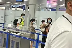 张柏芝罕带仨儿走机场，长子高冷似谢霆锋，幼子正脸曝光太像老二图片