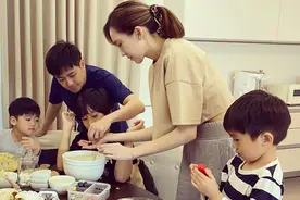林志颖一家五口同框做蛋糕，Kimi罕见露正脸，头发变短，阳光帅气图片
