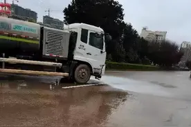 洒水车在下雨天作业，遭市民质疑！官方回复：可以节约用水图片