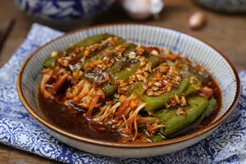 辣椒和金针菇搭配在一起，爽滑入味又下饭，百吃不厌比大鱼大肉香图片