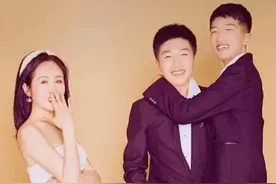 最“幸福”亲子照，母子三人像姐弟，网友：现实版论保养的重要性图片