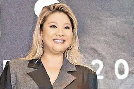 恭喜！郑欣宜宣布签约寰亚发展事业，老板林建岳直接壕送两车零食图片