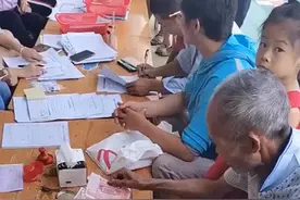 贵州一爷爷带孙女去学校报到，拿出一叠零钱后，孙女心疼地抹眼泪图片