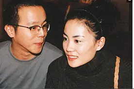王菲47岁前夫窦唯近照，与友人路边抽烟，购买平价衣服图片
