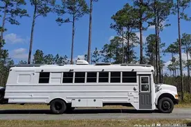 美国夫妇花一年半时间将退役校车改造成舒适的可移动的家图片