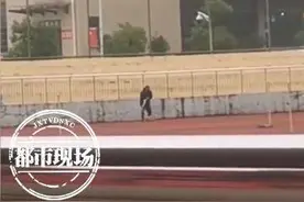 网传高校保安虐打流浪狗，将其丢进垃圾桶？校方做出回应图片