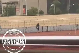 网传高校保安虐打流浪狗，将其丢进垃圾桶？校方做出回应图片