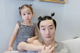 奥运冠军何姿晒老公与女儿的逗趣合影，2岁女儿越来越可爱了图片