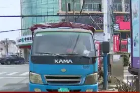 漕桥老街一“僵尸车”一停两年，清理！图片