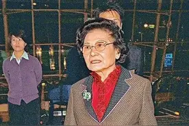 真正的香港资深贵妇，两栋楼每年收租165亿，400亿的土地说买就买图片