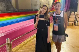 徐子淇的品味真别致！穿镂空上衣配双露趾松糕鞋，全靠阔太气质撑图片