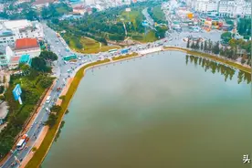 越南旅游胜地“大叻”美景一览：航拍湖景、高塔、雕塑......图片