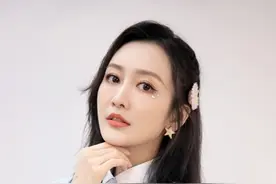 王鸥蓝色女团制服写真，少女感爆棚图片