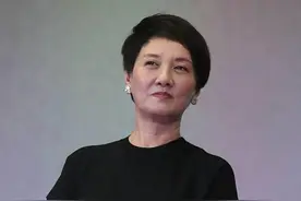 邓婕年过六旬不肯服老，穿“娃娃装”配西装裤，别说，还真挺显嫩图片