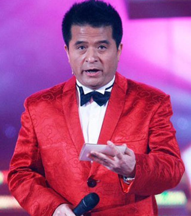 毕福剑隐退多年再出镜，当年光鲜全然不再，现身小饭馆为友人题字