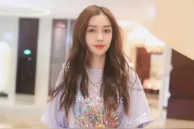 Baby最新上班图，珍珠项链有个性，少女感的T恤装扮又变年轻了图片