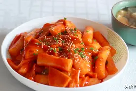 晚饭吃什么？天冷了，在家做一份韩式辣炒年糕配味增汤吧温暖美味图片