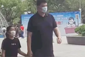 姚明与女儿牵手逛街，11岁姚沁蕾身高到爸爸胸部，一双腿又细又长图片