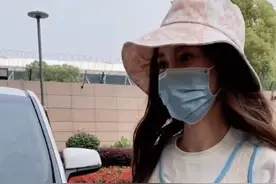 baby下车被粉丝抓拍，伸出腿的一刹那，168真实腿型暴露了图片