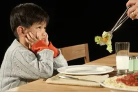 饭桌上中国孩子、美国孩子、韩国孩子的对比：这是家庭教育的差异图片