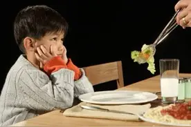 饭桌上中国孩子、美国孩子、韩国孩子的对比：这是家庭教育的差异图片